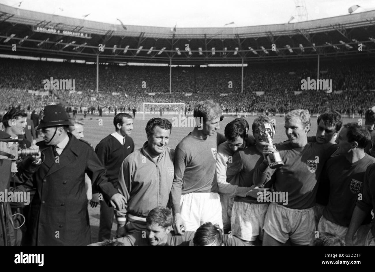 Pour la Coupe du Monde 1966 - Final - Angleterre - l'Allemagne de l'Ouest 4-2 - équipe anglaise célèbre après le match. Dans le monde d'utilisation | Banque D'Images