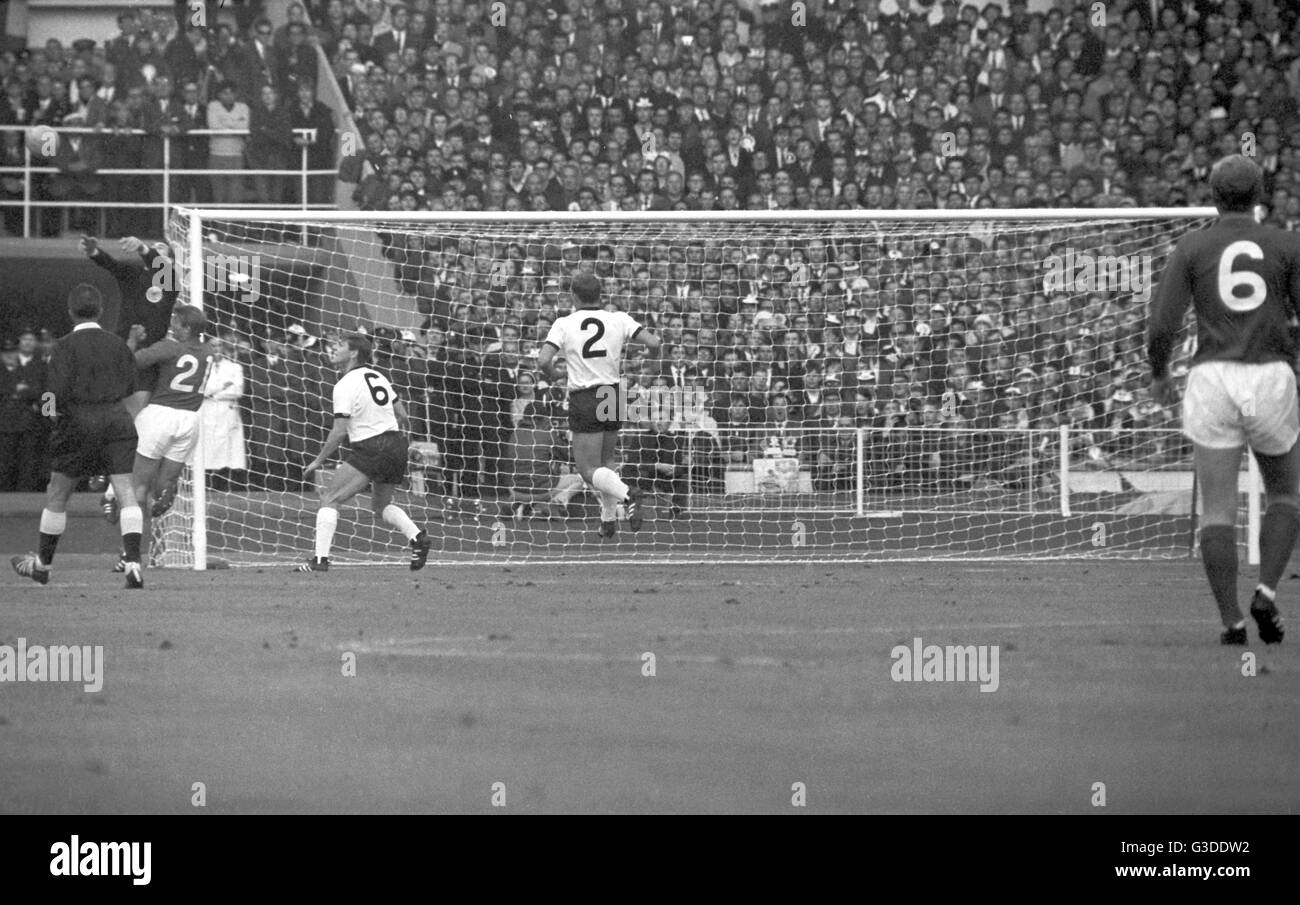 Pour la Coupe du Monde 1966 - Final - Angleterre - l'Allemagne de l'Ouest 4-2 a.e.t. - Une scène d'action. Dans le monde d'utilisation | Banque D'Images