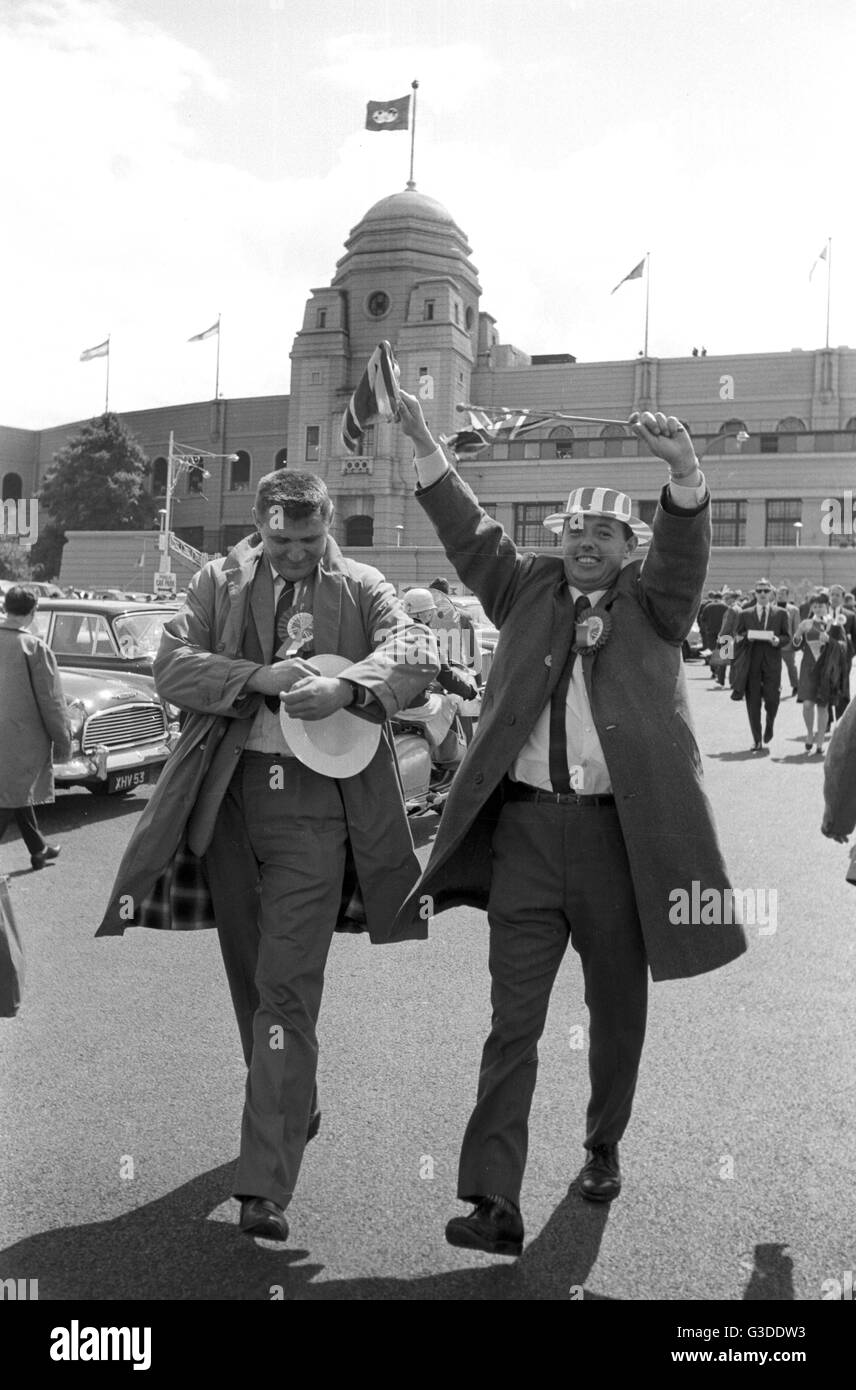 Football - Coupe du Monde 1966 - Final - l'Angleterre v l'Allemagne de l'Ouest - Fans en face de la stade de Wembley. Dans le monde d'utilisation | Banque D'Images