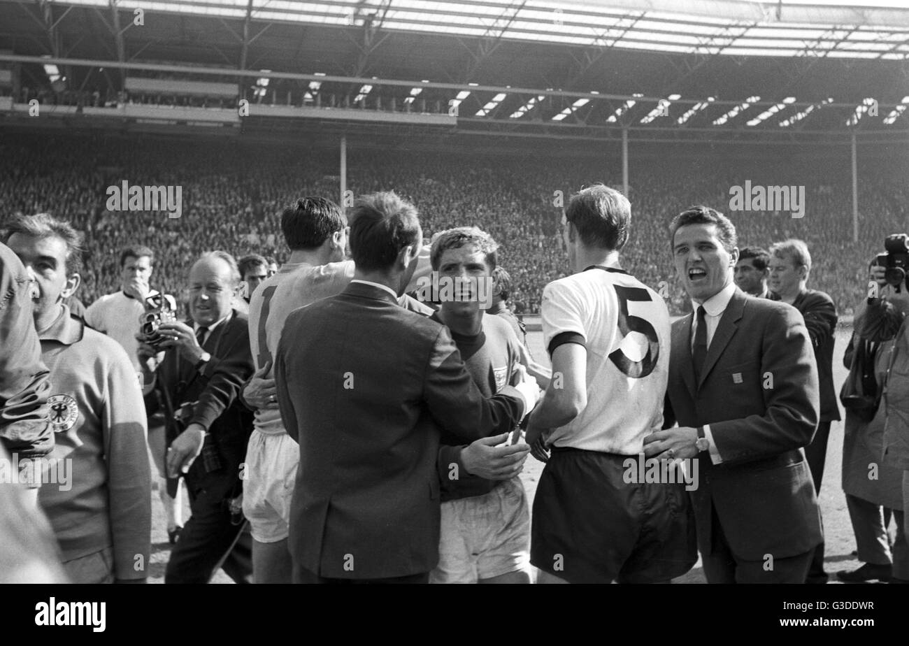 Pour la Coupe du Monde 1966 - Final - Angleterre - l'Allemagne de l'Ouest 4-2 - Alan Ball (FRA) après le match. Dans le monde d'utilisation | Banque D'Images
