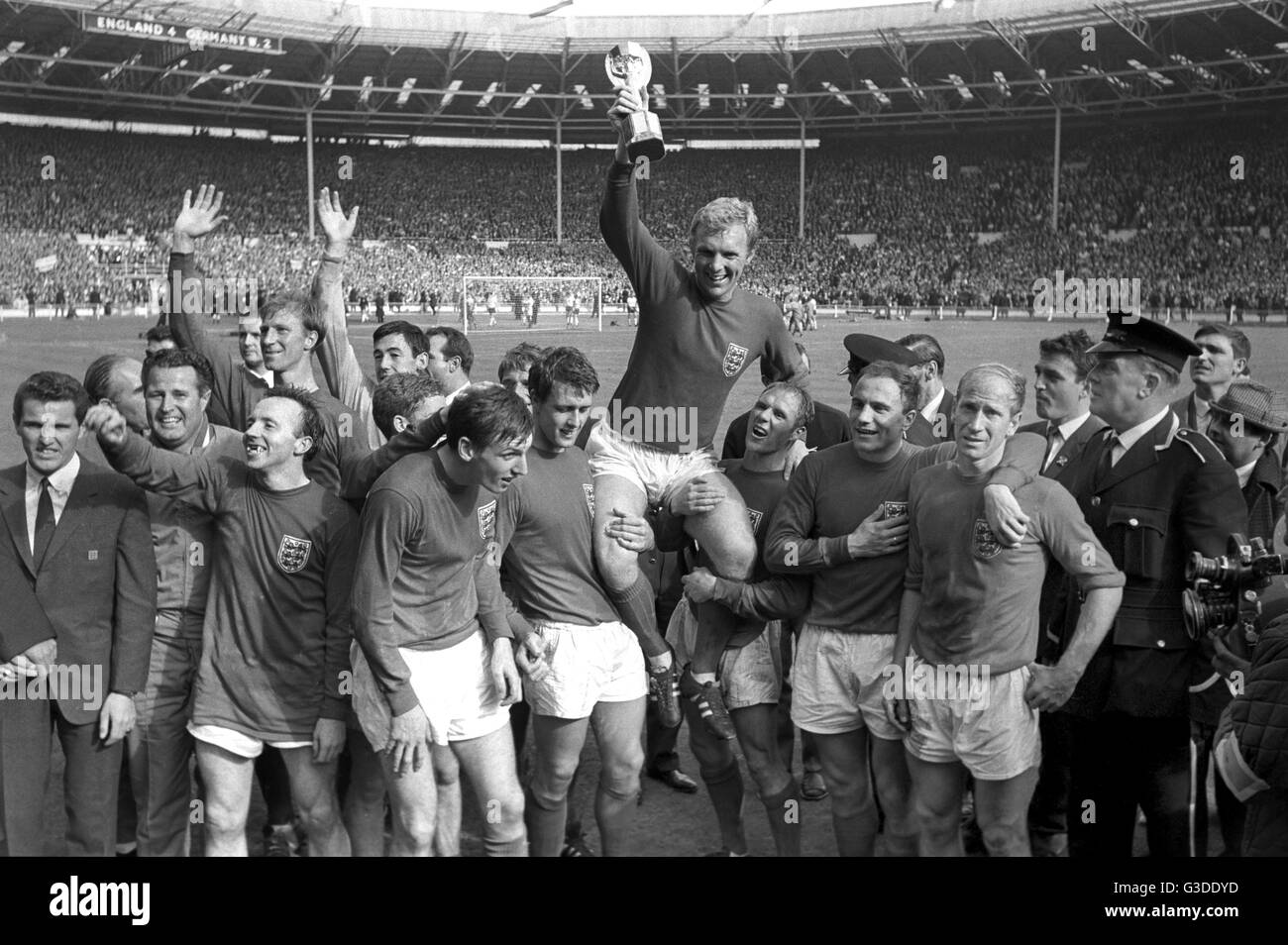 Pour la Coupe du Monde 1966 - Final - Angleterre - l'Allemagne de l'Ouest 4-2 - Bobby Moore (FRA) est célébré après le match. Dans le monde d'utilisation | Banque D'Images