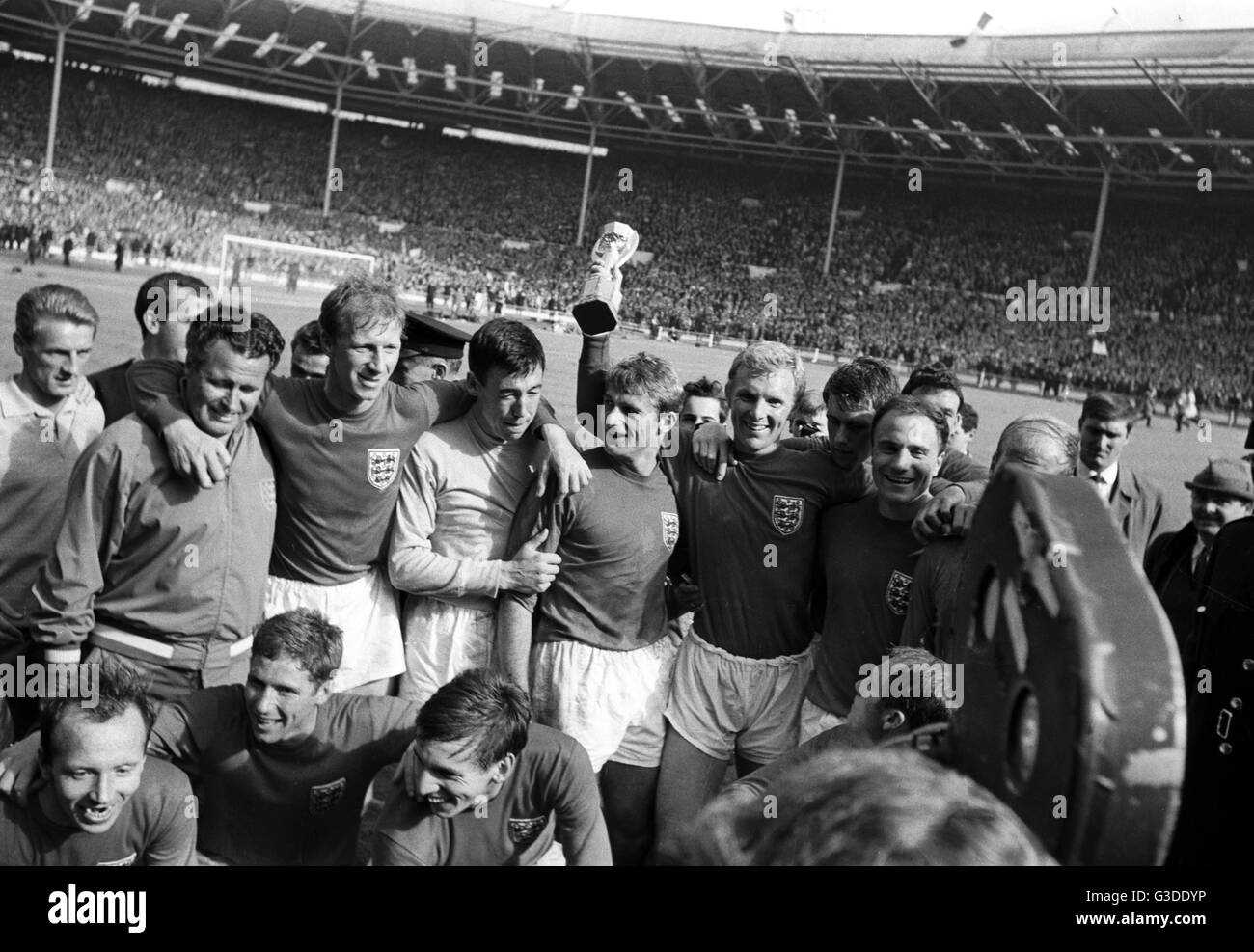 Pour la Coupe du Monde 1966 - Final - Angleterre - l'Allemagne de l'Ouest 4-2 - équipe anglaise célèbre avec le trophée. Dans le monde d'utilisation | Banque D'Images