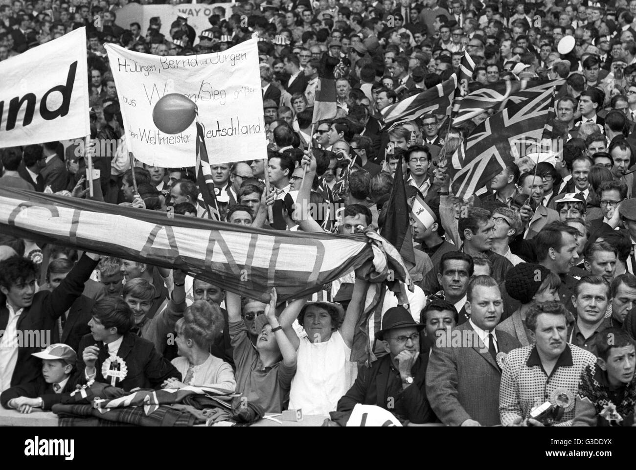 Pour la Coupe du Monde 1966 - Final - l'Angleterre v l'Allemagne de l'Ouest 4-2 a.e.t. - Les ventilateurs. Dans le monde d'utilisation | Banque D'Images