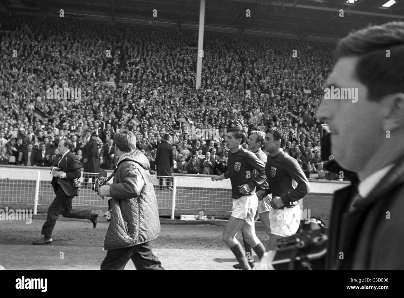 Pour la Coupe du Monde 1966 - Final - Angleterre - l'Allemagne de l'Ouest 4-2 - joueurs anglais célèbrent après le match. Dans le monde d'utilisation | Banque D'Images