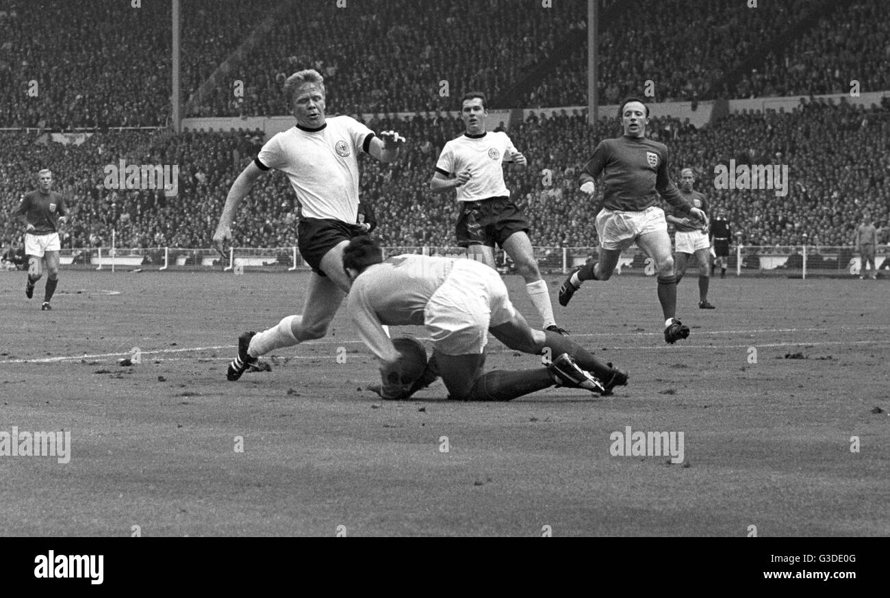 Pour la Coupe du Monde 1966 - Final - Angleterre - l'Allemagne de l'Ouest 4-2 a.e.t. - De gauche à droite : Helmut Haller (GER), Gordon Banks (FRA), Franz Beckenbauer (GER) et Nobby Stiles (FRA). Dans le monde d'utilisation | Banque D'Images