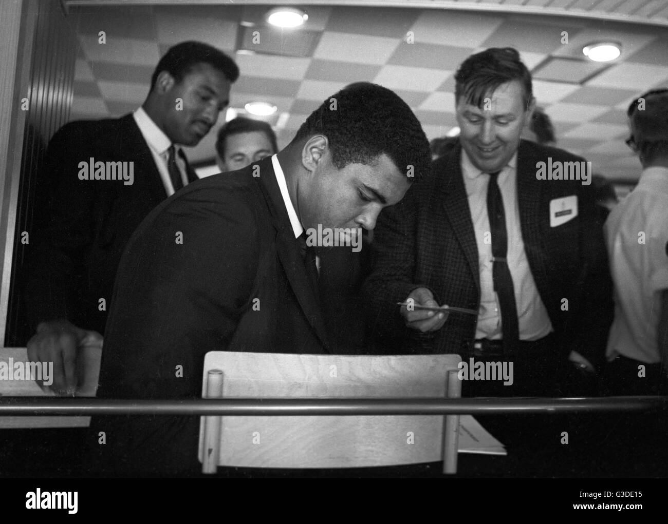 Football - Coupe du Monde 1966 - Final - l'Angleterre v l'Allemagne de l'Ouest - le boxeur Muhammad Ali (Cassius Clay) signe des autographes. Dans le monde d'utilisation | Banque D'Images