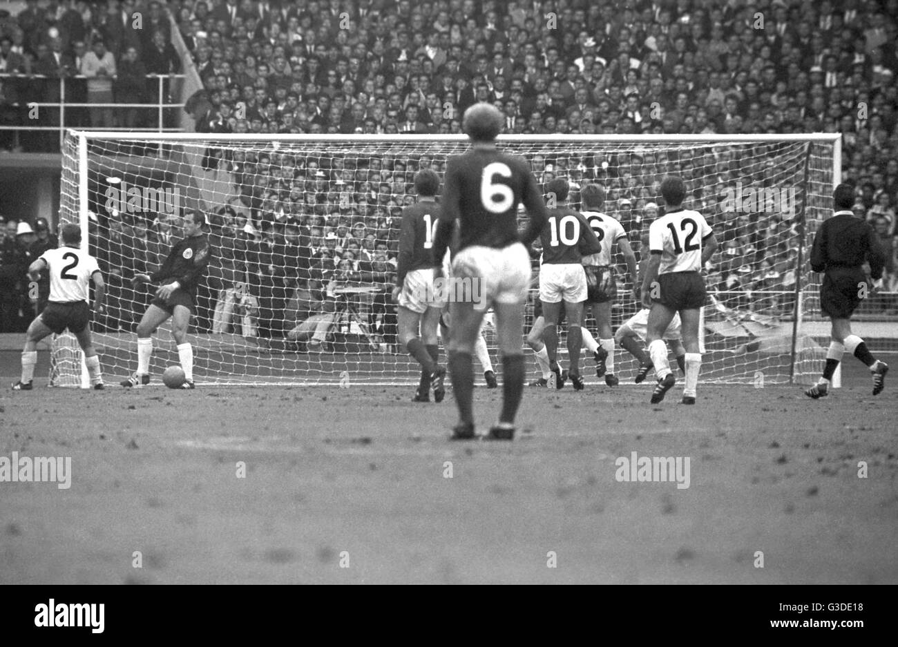 Pour la Coupe du Monde 1966 - Final - Angleterre - l'Allemagne de l'Ouest 4-2 a.e.t. - Une scène d'action. Dans le monde d'utilisation | Banque D'Images