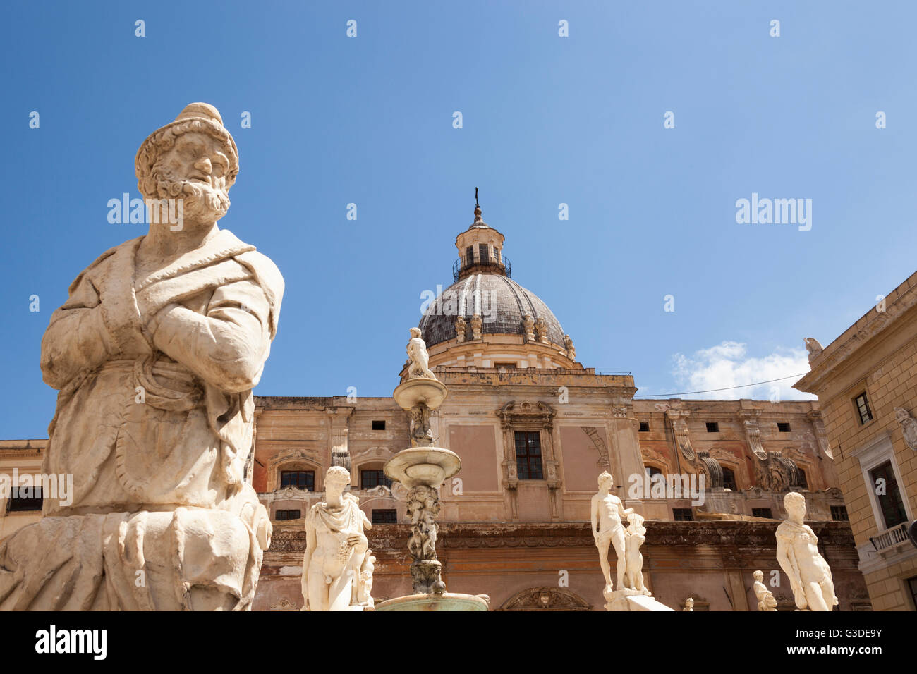 Fontana Pretoria et statues de l'église de Santa Caterina, la Piazza Pretoria, Palerme, Sicile, Italie Banque D'Images