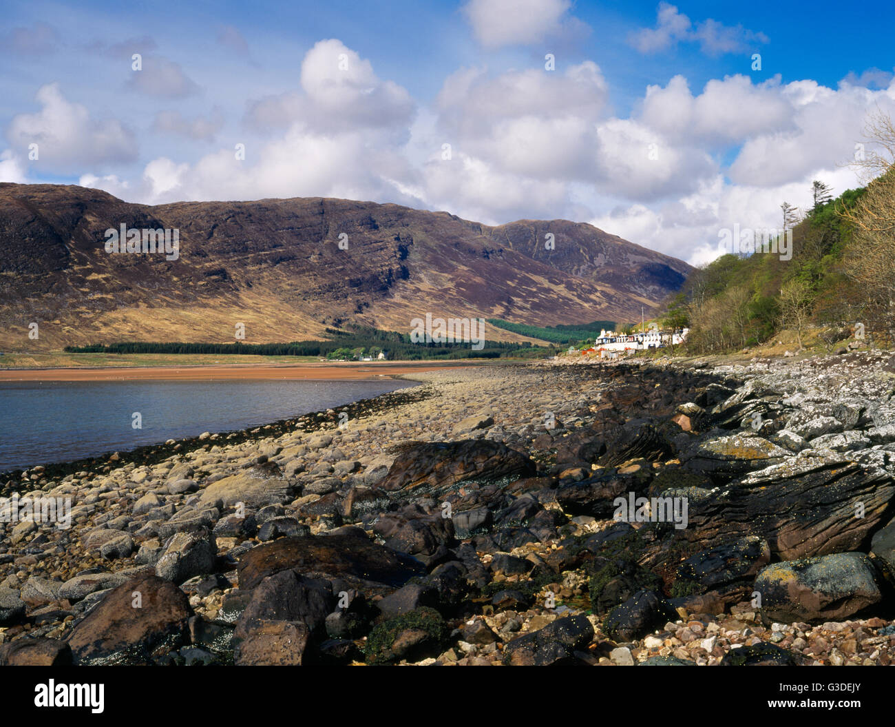 À la recherche de Milton NNE pier à Kraainem, Village Bay & church (centre), Wester Ross, où C septième missionnaire irlandais St Maelrubha fondé un monastère. Banque D'Images