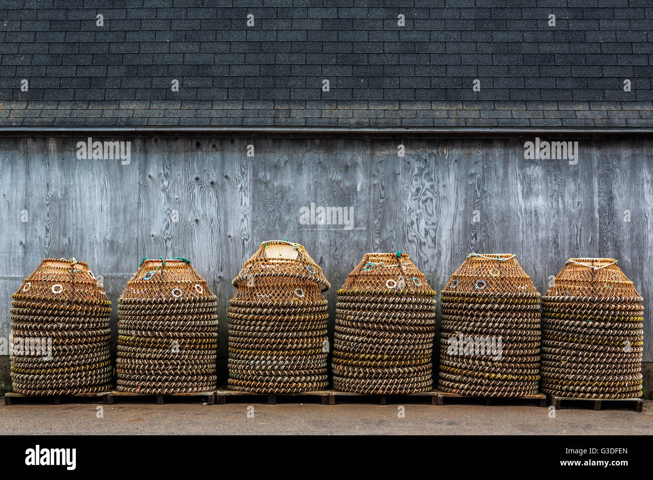 Les casiers pour la pêche commerciale du crabe empilés sur un quai dans les régions rurales de l'Île du Prince-Édouard, Canada. Banque D'Images
