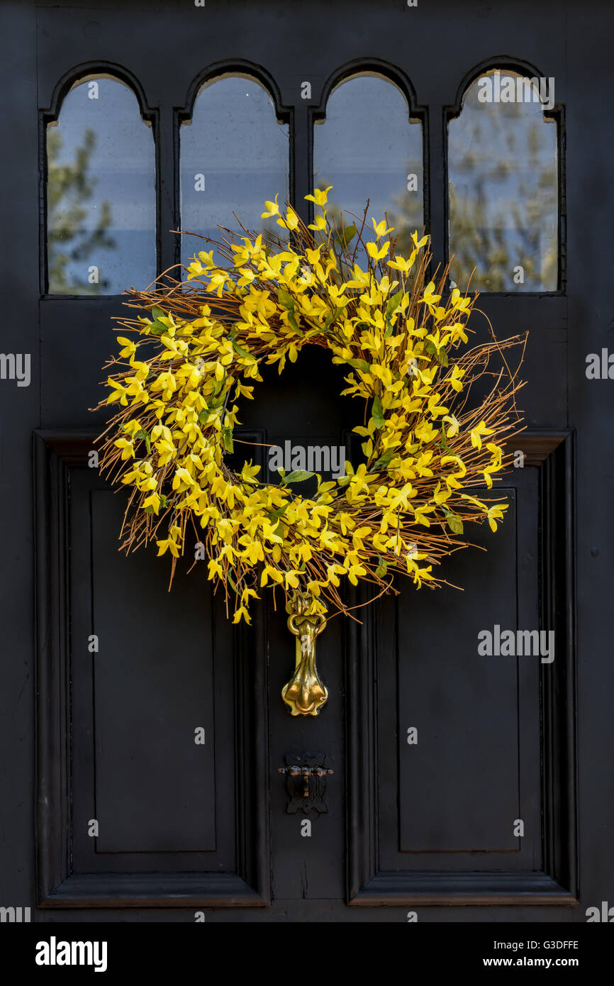 Une couronne de printemps fait avec des brindilles et de forsythia fleurs de printemps. Banque D'Images