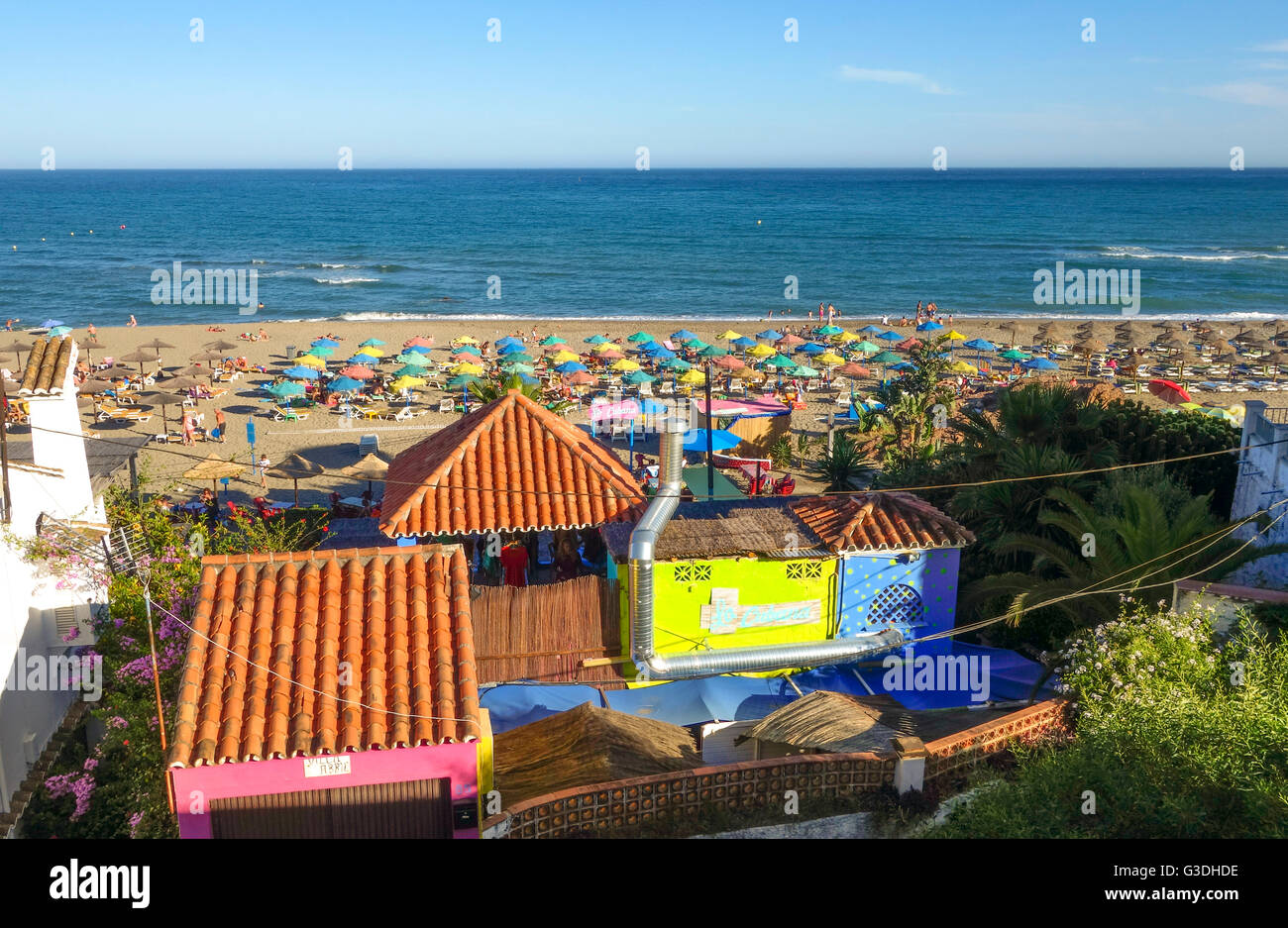 Restaurant bar et des parasols colorés sur la plage ensoleillée, Fuengirola, Malaga, Costa del Sol, Espagne Banque D'Images