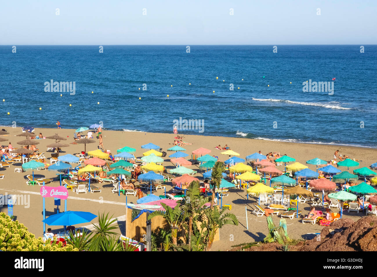 Restaurant bar et des parasols colorés sur la plage ensoleillée, Fuengirola, Malaga, Costa del Sol, Espagne Banque D'Images