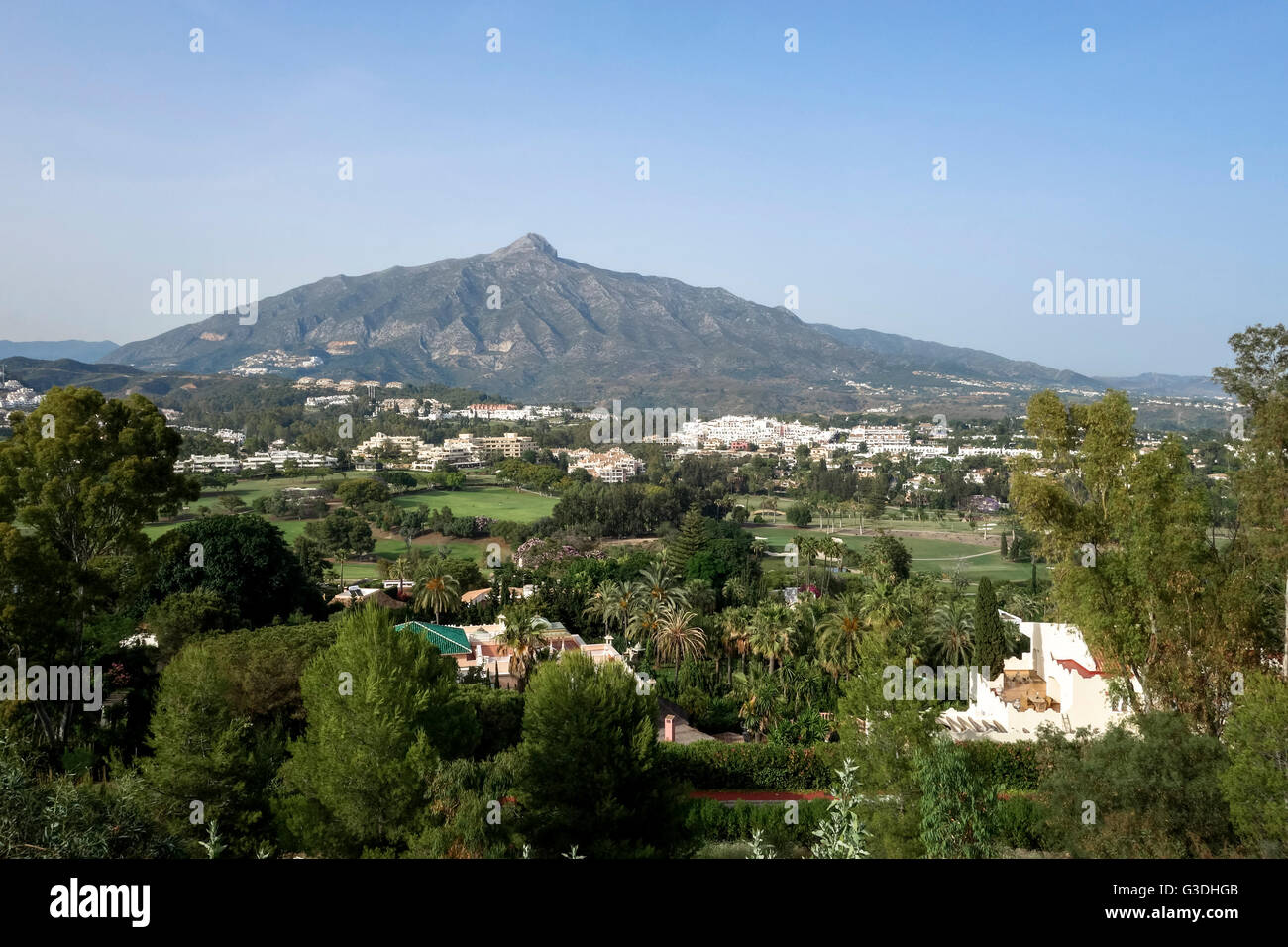 Donnant sur les terrains de golf de Marbella, avec la montagne en arrière-plan, Marbella, Andalousie, espagne. Banque D'Images