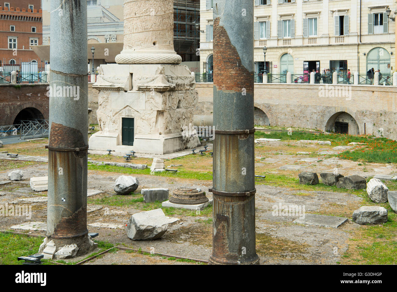 Italien, Rom, Trajansforum, zwischen den Säulen der Basilique Ulpia die Trajanssäule Banque D'Images