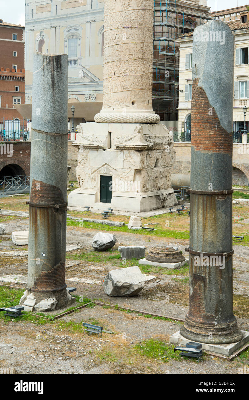 Italien, Rom, Trajansforum, zwischen den Säulen der Basilique Ulpia die Trajanssäule Banque D'Images