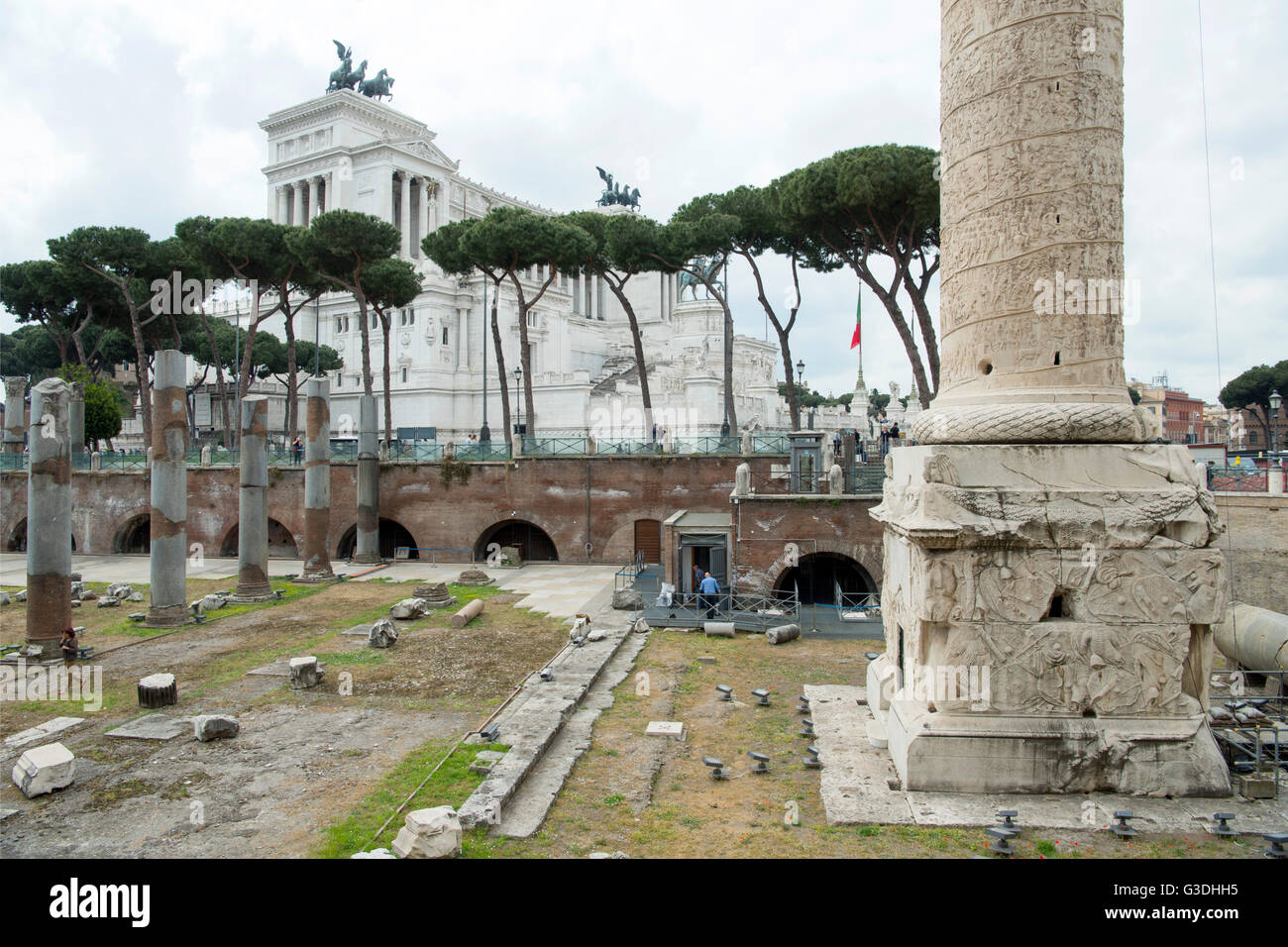 Italien, Rom, Blick über das mit den Trajansforum Säulen der Basilique Ulpia und der Trajanssäule auf das Monumento Nazionale un V Banque D'Images