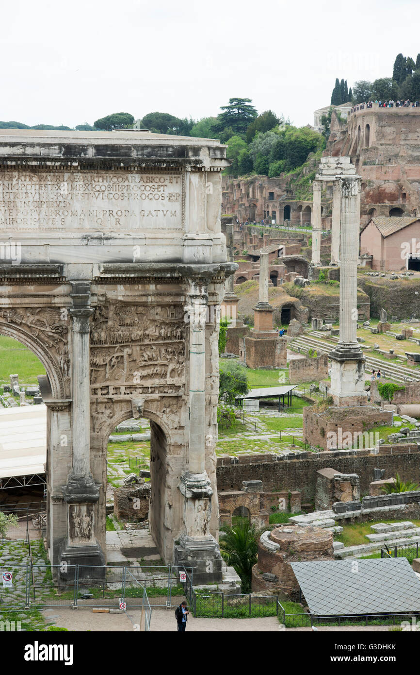 Italien, Rom, Forum Romanum, Blick von den Kapitolinischen Museen. Der Bogen des Septimius Severus auf der via sacra des Forum R Banque D'Images