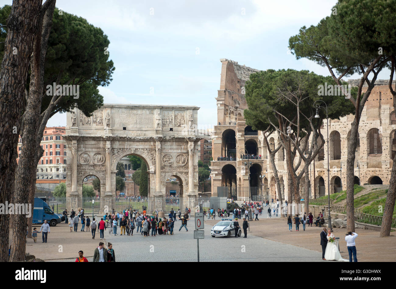Italien, ROM, Konstantinsbogen und Kolosseum (rechts) Banque D'Images