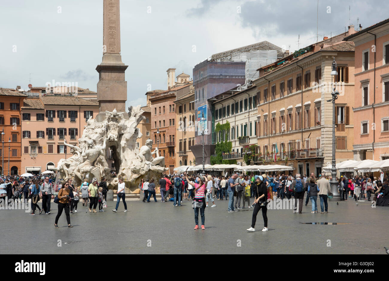 Italien, Rom, Piazza Navona, Vierströmebrunnen (Fontana dei Quattro Fiumi) von Bernini 1649 dans der Mitte des Platzes erbaut. Vie Banque D'Images