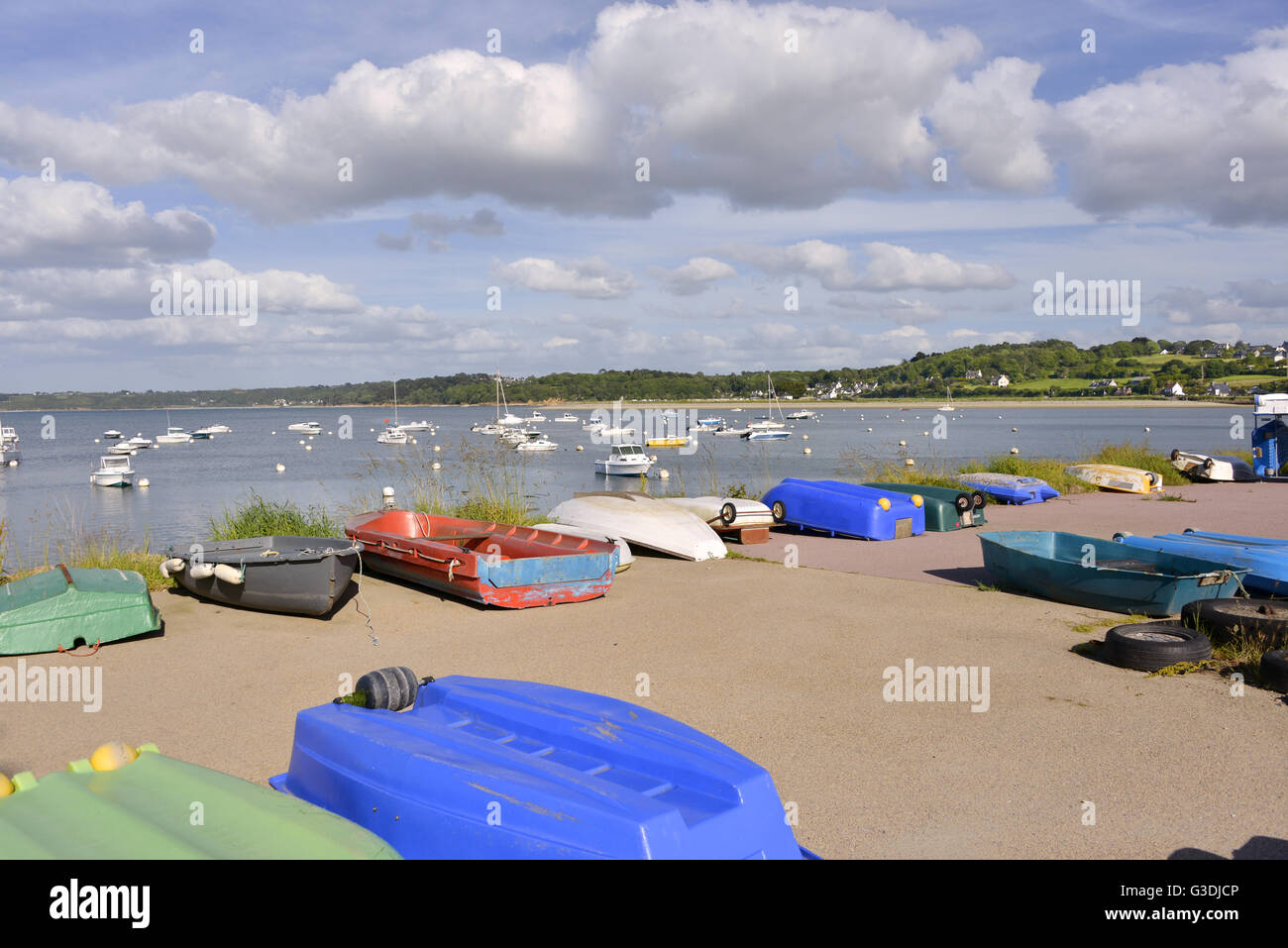 Les petits bateaux dans le port de Perros-Guirec, une commune française du département des Côtes-d'Armor en Bretagne, dans le nord-ouest de la France Banque D'Images