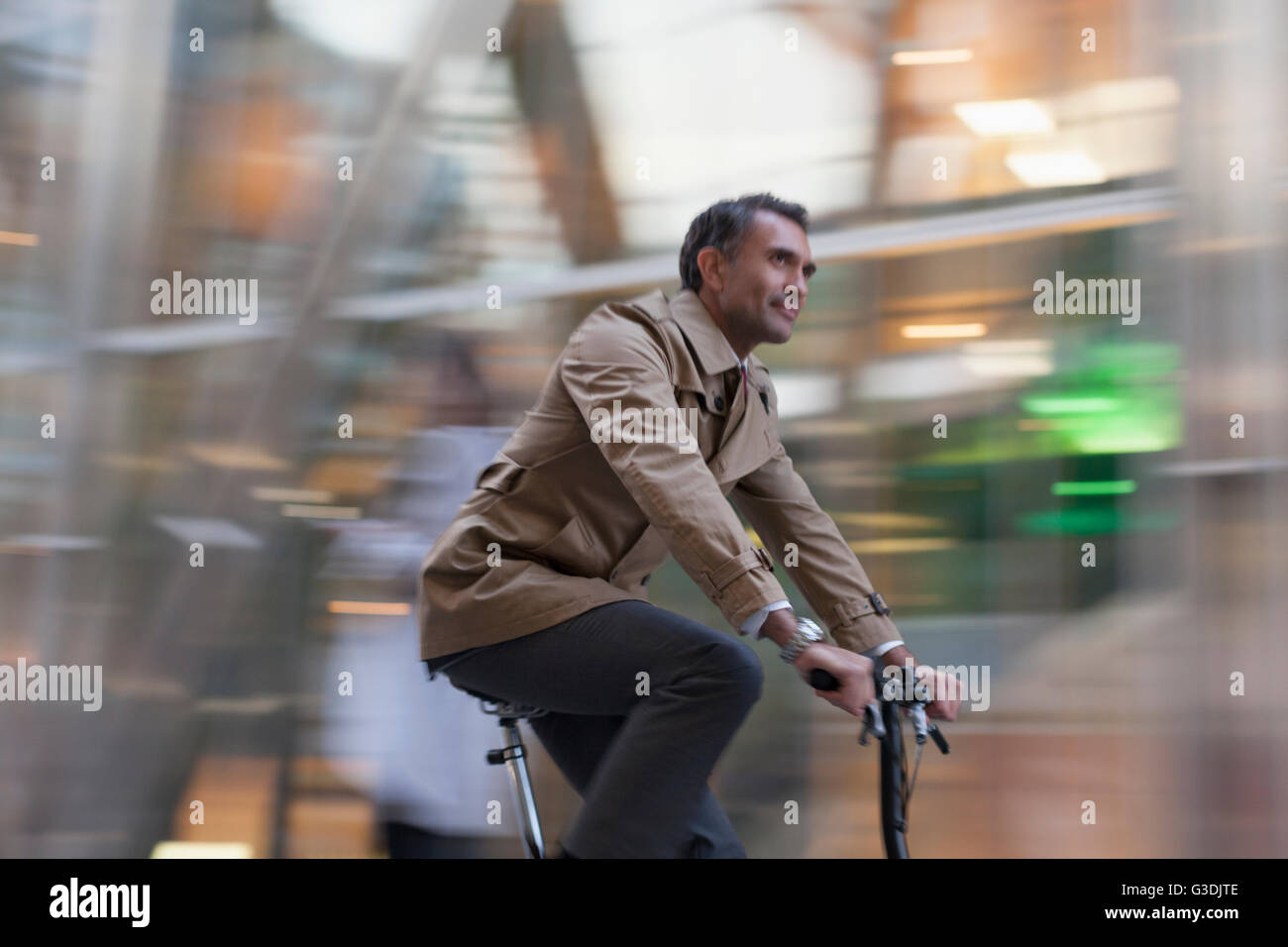 Corporate businessman riding bicycle Banque D'Images