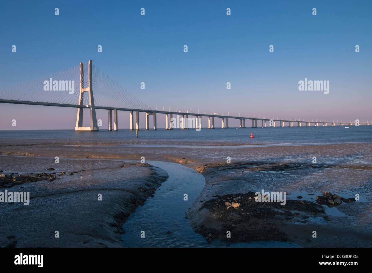 Pont Vasco da Gama (Ponte Vasco da Gama) s'étend sur le Tage dans la région de Parque das Nações, Lisbonne, Portugal Banque D'Images