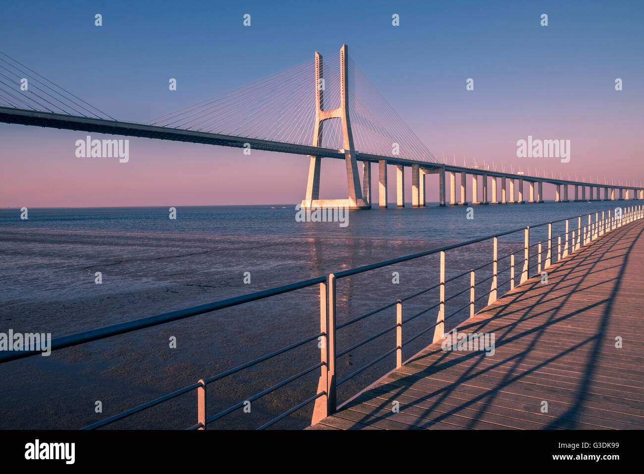 Pont Vasco da Gama (Ponte Vasco da Gama) s'étend sur le Tage dans la région de Parque das Nações, Lisbonne, Portugal Banque D'Images