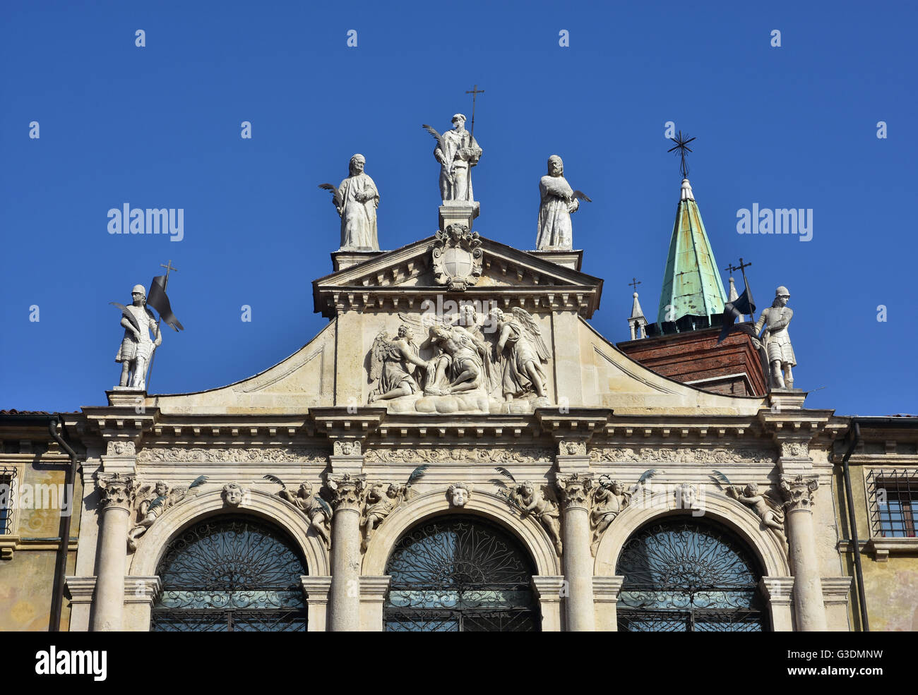 Détail de la belle église baroque St Vincent dans le centre de Vicenza, avec statue de Jésus, les anges et les saints (17e siècle Banque D'Images