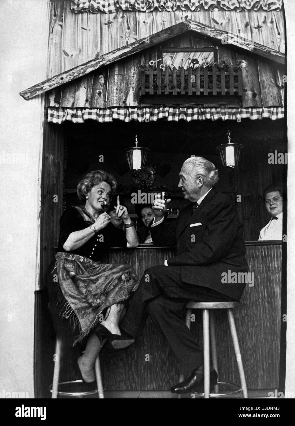Die Schauspielerin Magda Schneider mit ihrem Ehemann Hans Herbert Blatzheim, Deutschland 1960 er Jahre. L'actrice Magda Schneider avec son mari Hans Herbert Blatzheim, l'Allemagne des années 1960. Banque D'Images
