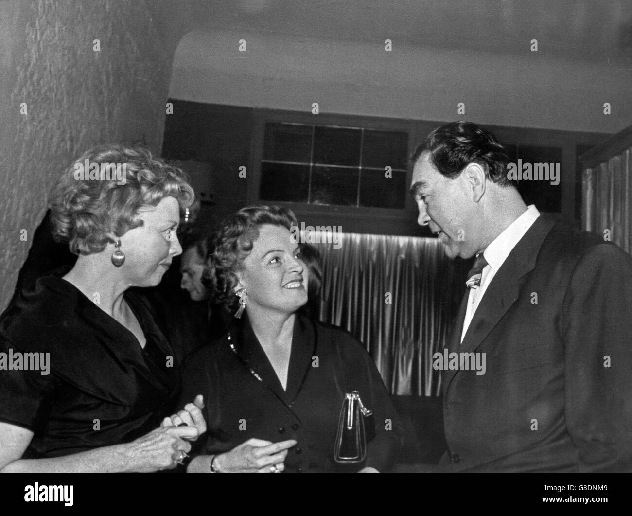 Der Deutsche und Max Schmeling boxeur Ehefrau Anny Ondra (liens) im Gespräch mit Schauspielerin Magda Schneider, Deutschland 1950 er Jahre. Fort allemand Max Schmeling champion et son épouse Anny Ondra (gauche) de parler à l'actrice Magda Schneider, Allemagne 1950. Banque D'Images