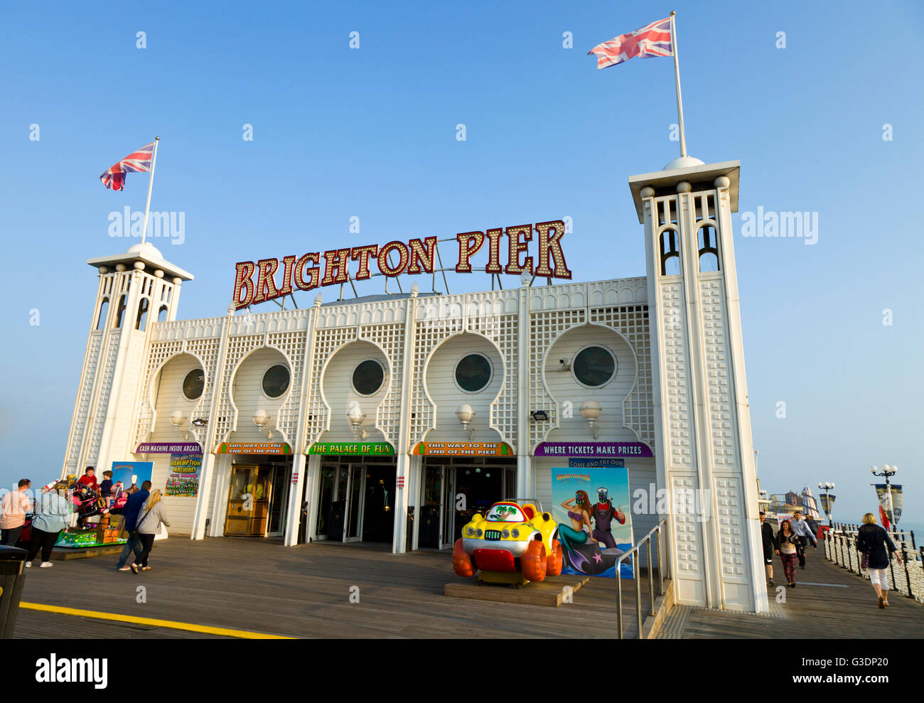 Palais de Brighton Pier et dans le soleil du soir. Banque D'Images