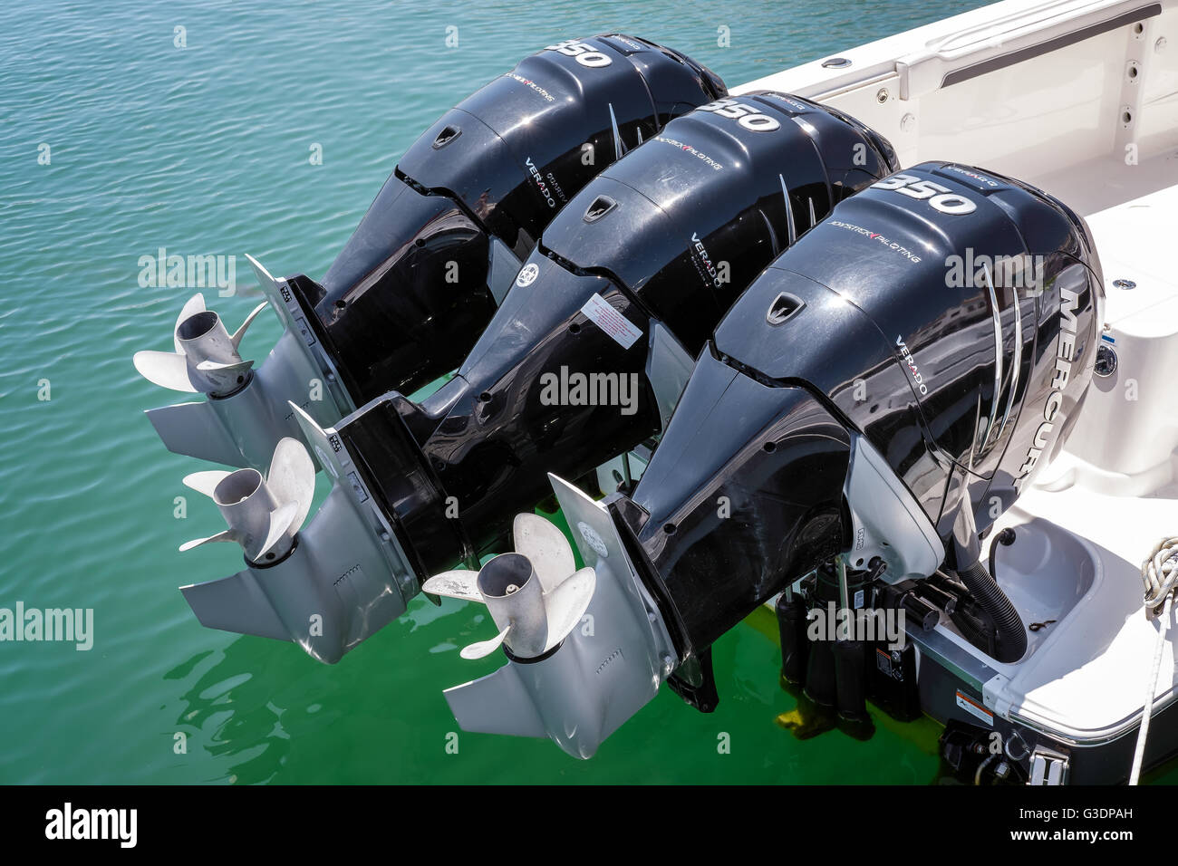 Trois moteurs hors-bord, sur un bateau dans le port de Puerto Banus Banque D'Images