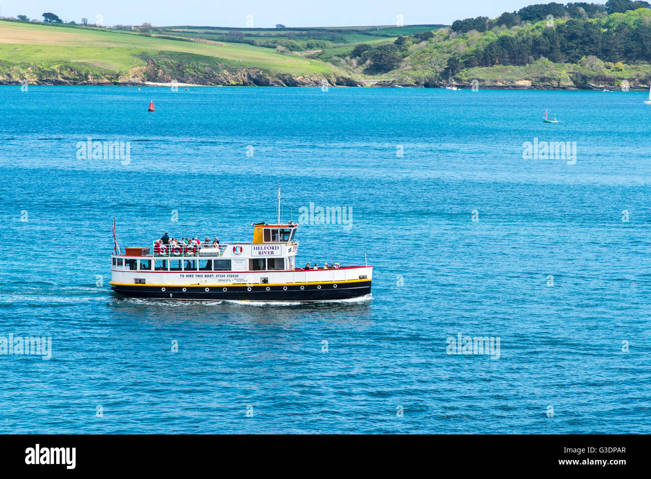 La Princessa MV, un bateau de tourisme opérant à partir de Pendennis Falmouth.Vu de point avec la péninsule de Roseland au-delà. Banque D'Images