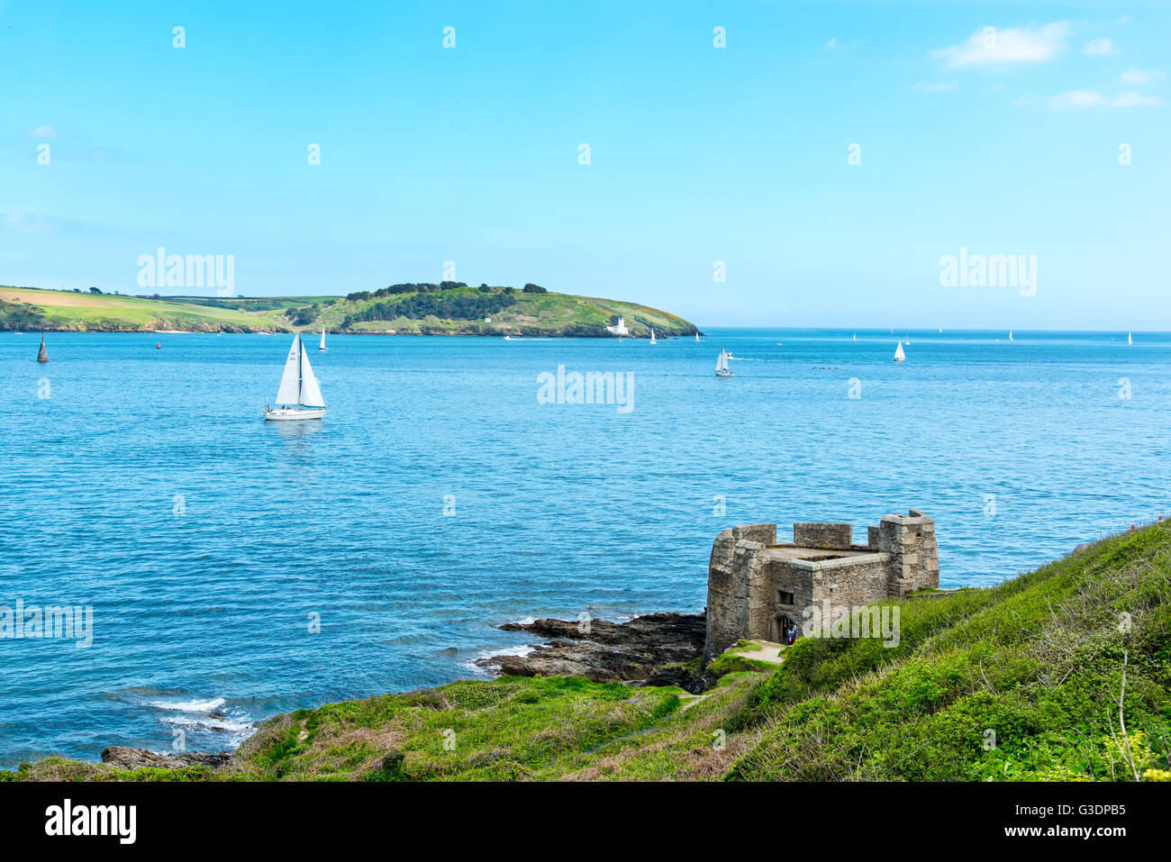 St Anthony Head, vu à travers le Carrick Roads de point de Pendennis, Falmouth, Cornwall. Banque D'Images