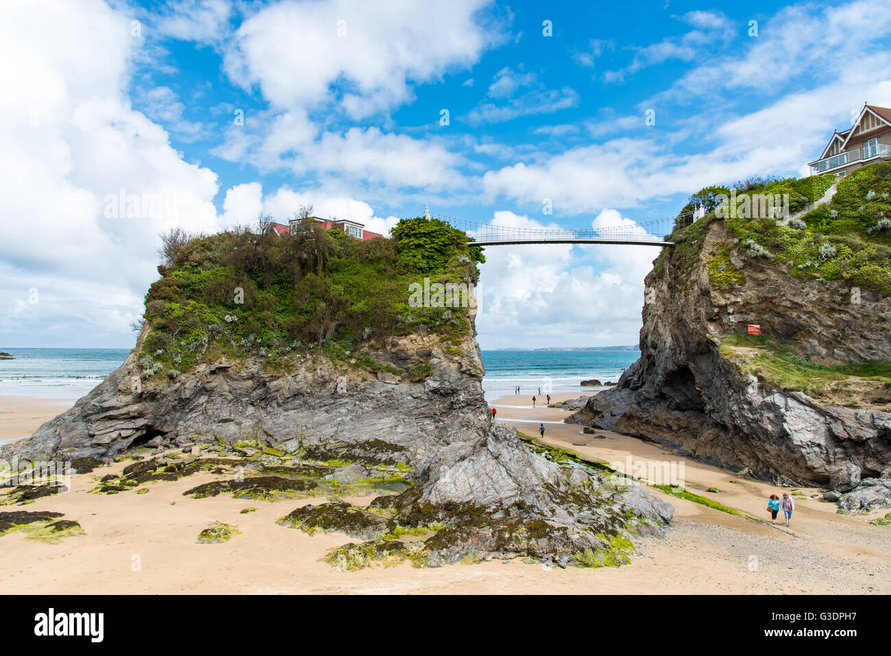 L'Île, reliée par un pont au continent, plage de Towan, Newquay, Cornwall, UK. Banque D'Images
