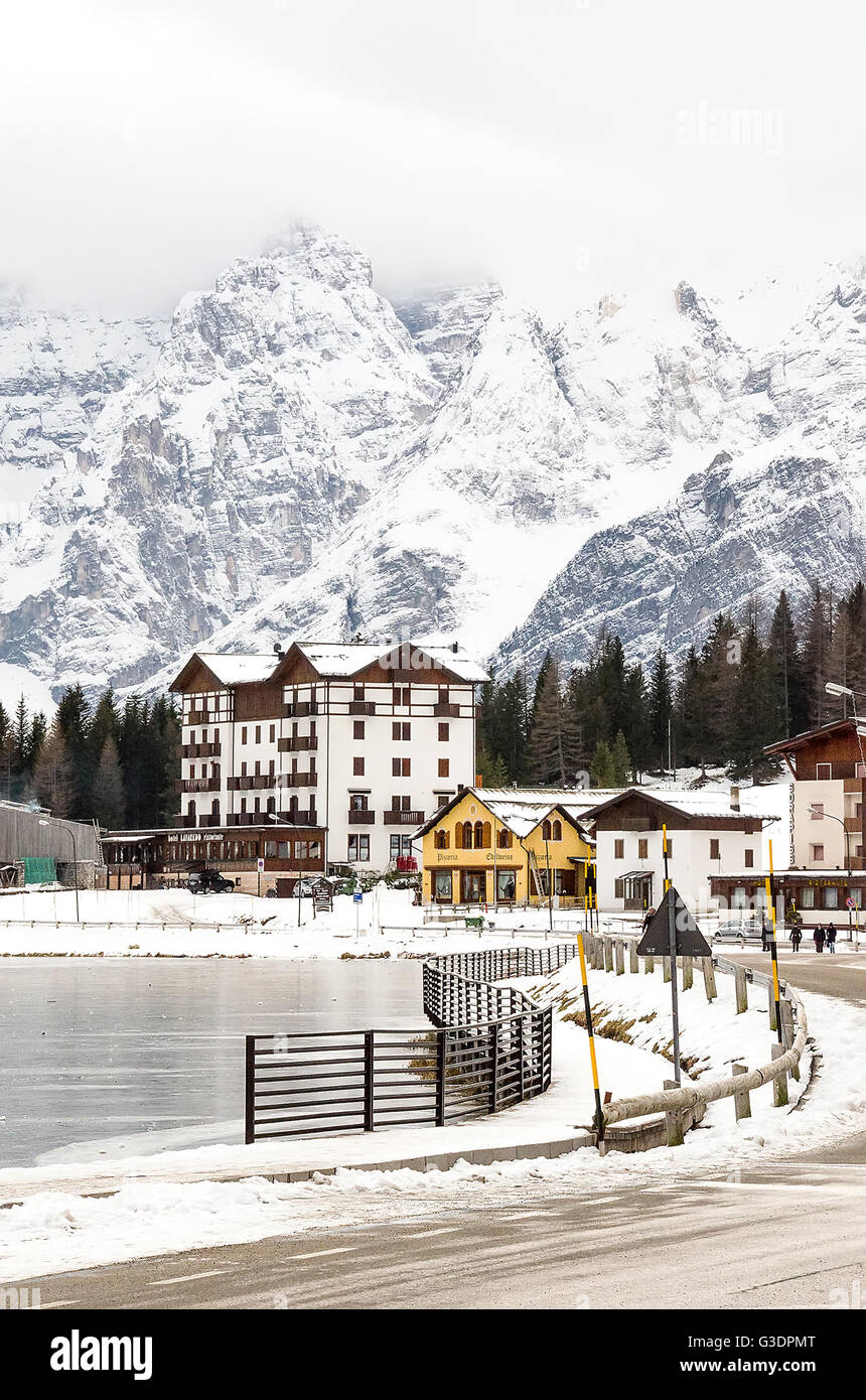 Belluno, Italie - 14 décembre 2014 : hôtels et restaurants de la lac de Misurina durant la saison d'hiver Banque D'Images