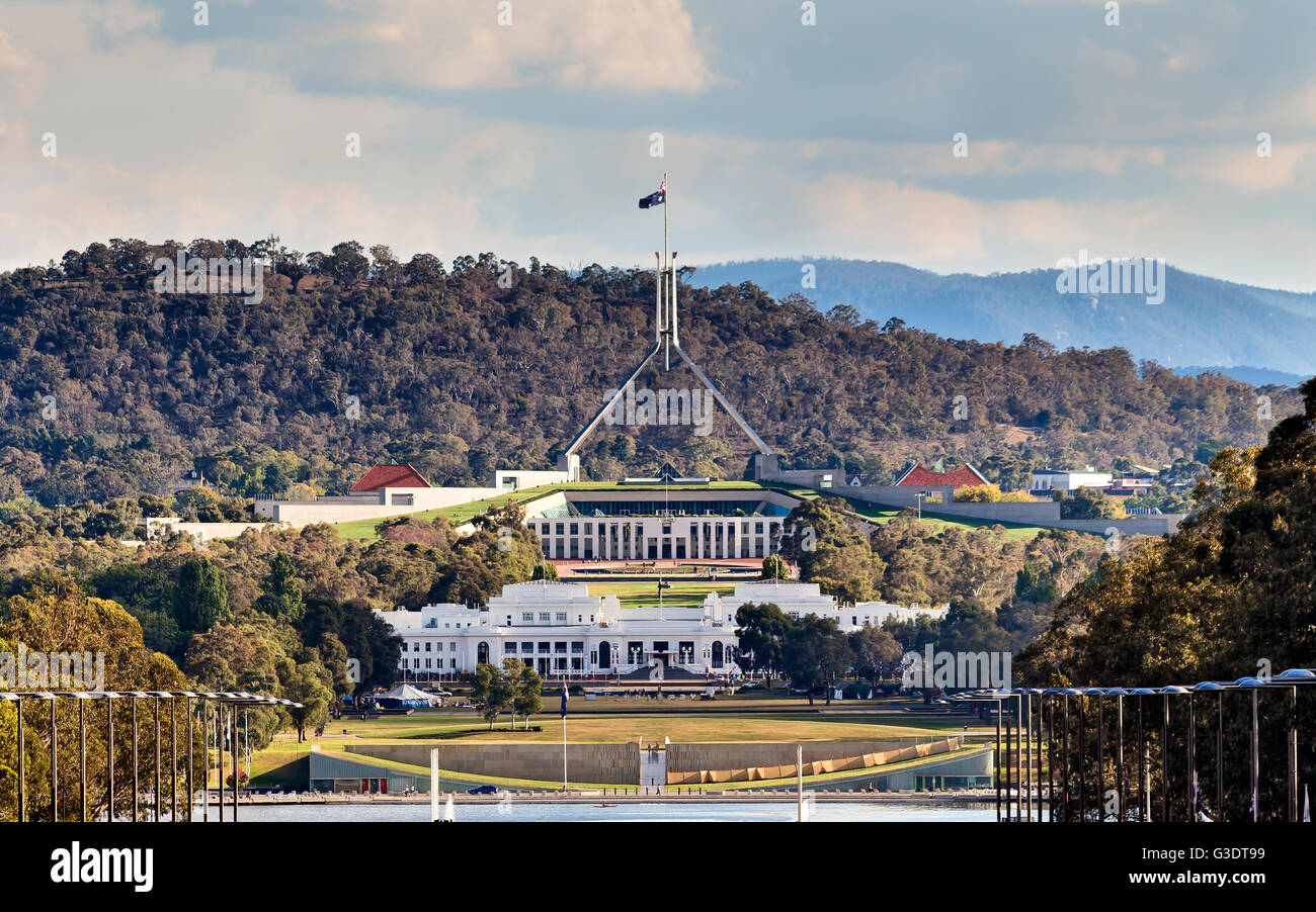 Vue rapprochée de la colline du Capitole de Canberra avec de nouvelles et anciennes maisons du Parlement sur une ligne allant de l'ANZAC parade à travers le lac Burley Griffin Banque D'Images