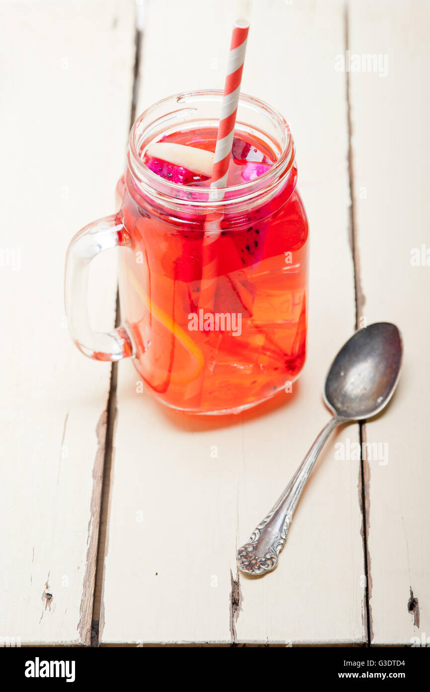 Punch aux fruits frais d'été rafraîchissant verre sur table rustique en bois blanc Banque D'Images