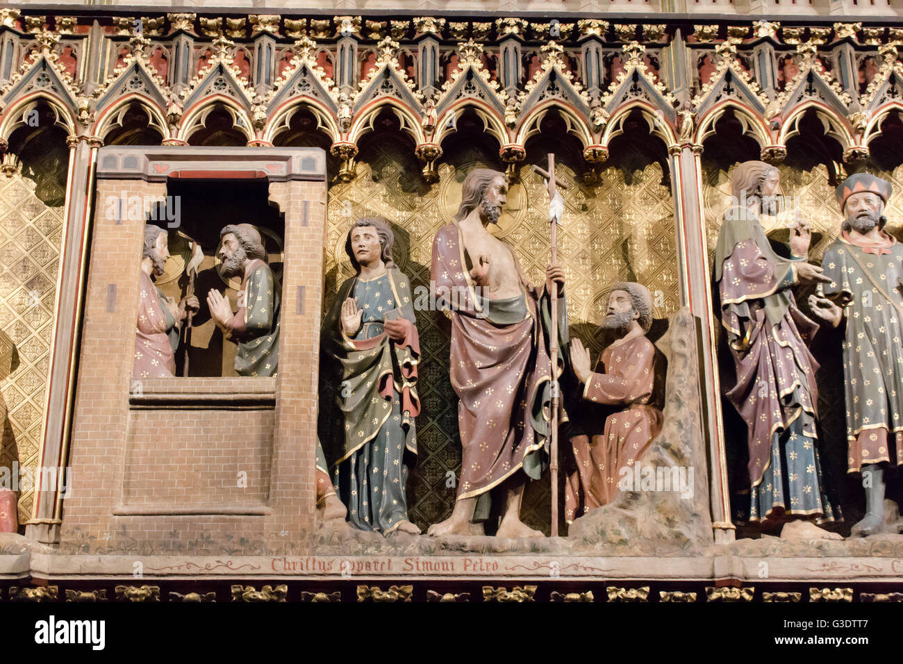 Sculpture en bois du Christ apparaissant à Saint Pierre et Saint John. Cathédrale de Notre Dame, Paris, France. Banque D'Images