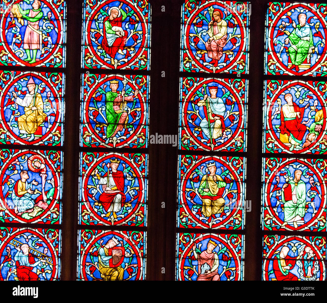 Beau vitrail dans la Cathédrale Notre Dame, Paris, France. Banque D'Images