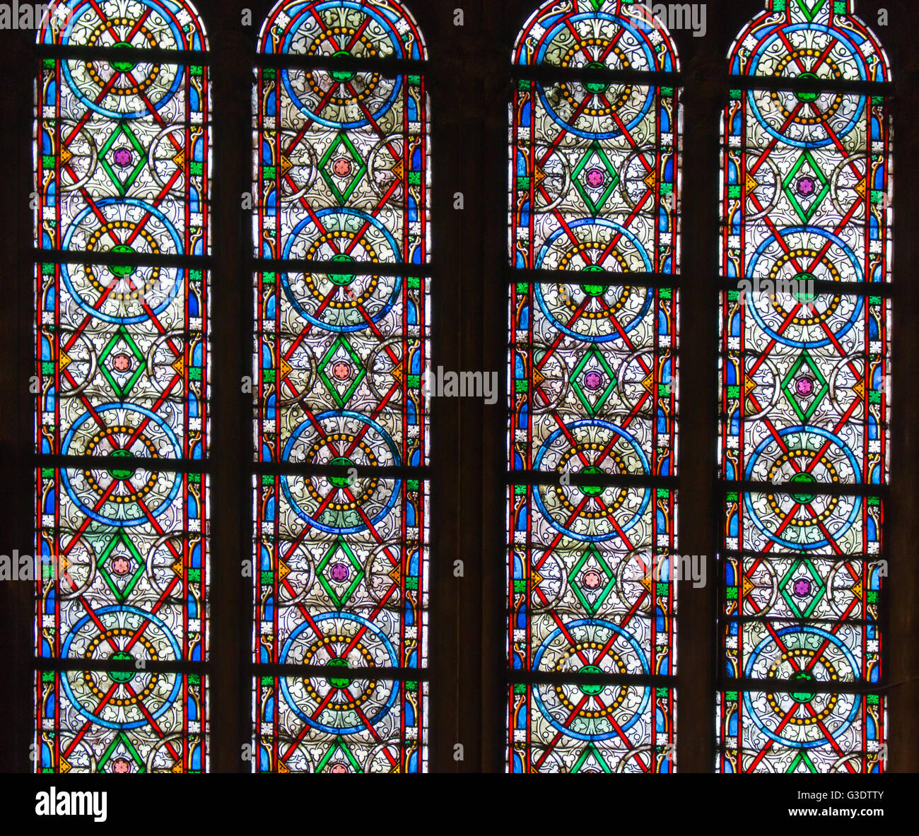 Beau vitrail dans la Cathédrale Notre Dame, Paris, France. Banque D'Images