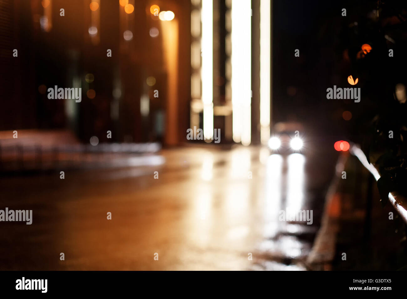 Nuit illuminée avec la rue et les immeubles de grande hauteur Banque D'Images