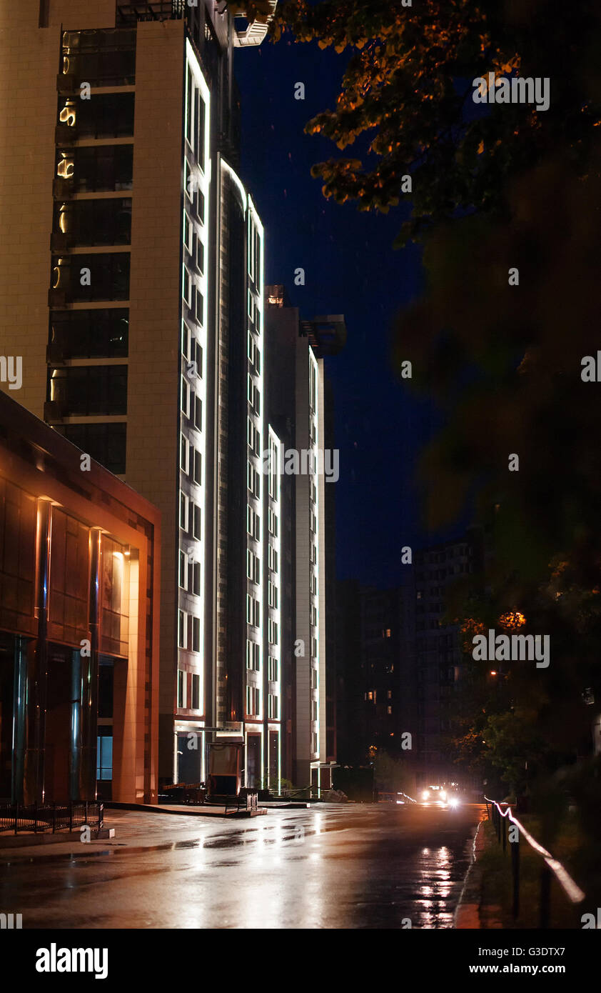 Nuit illuminée avec la rue et les immeubles de grande hauteur Banque D'Images