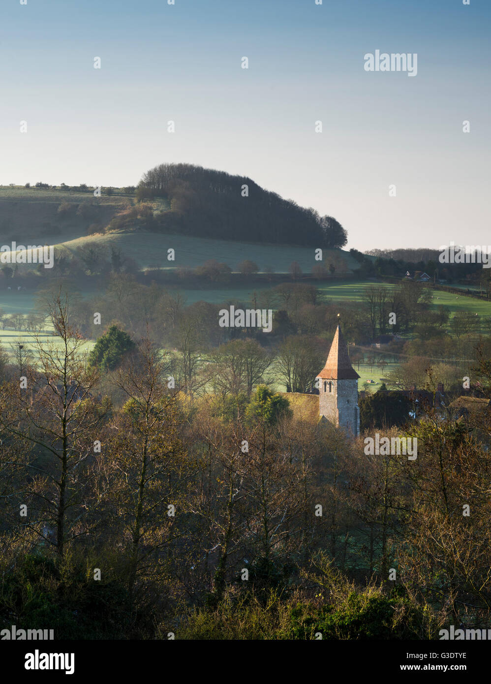 Postling Church à l'aube ; une campagne anglaise scène dans le Kent Downs. Banque D'Images