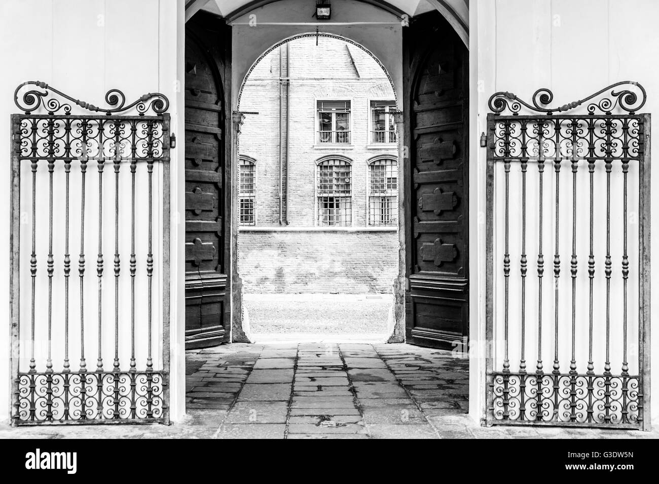 Vue par la porte principale de la Diamond Palace à Ferrara, Italie. Banque D'Images