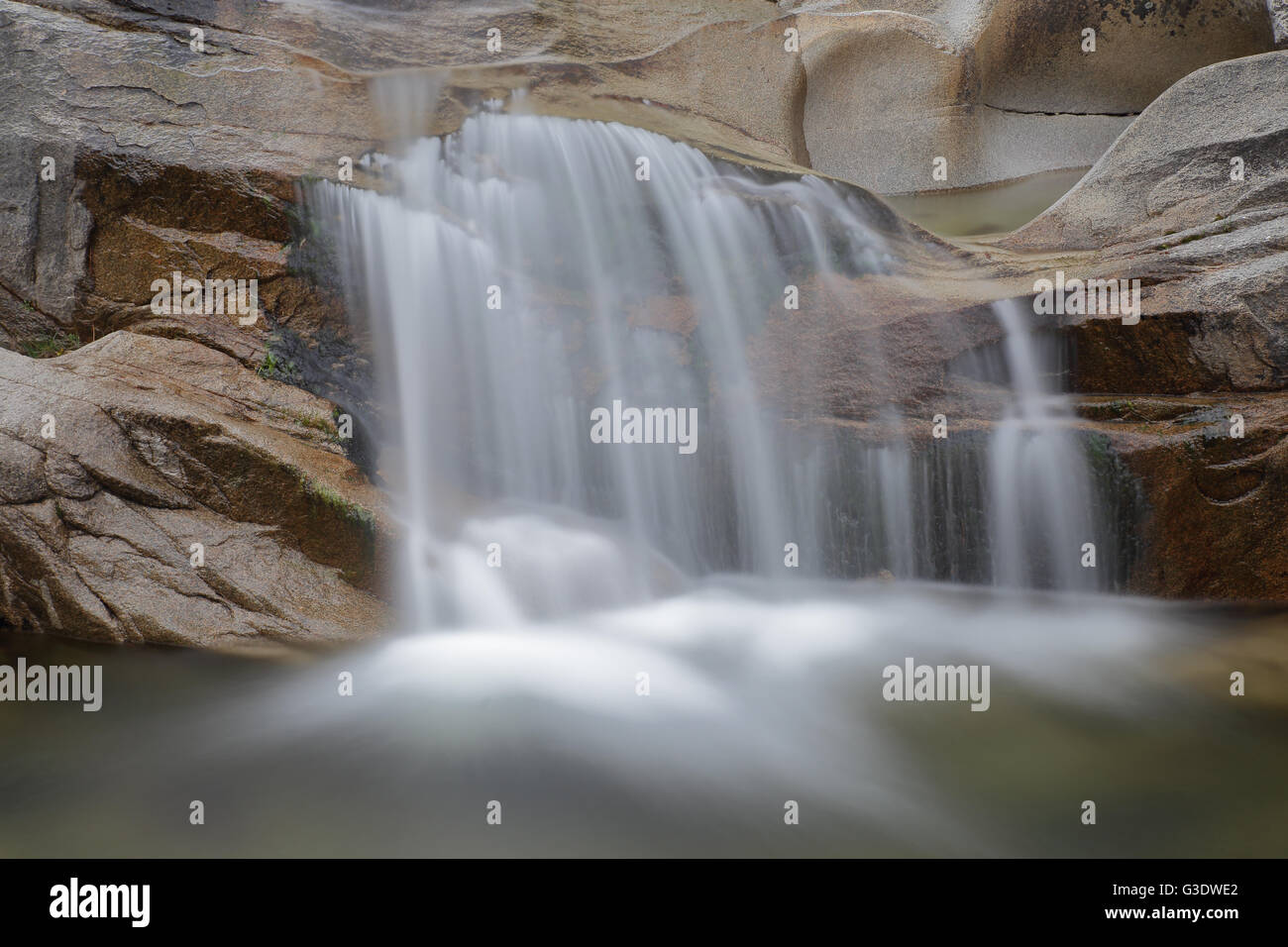 Cascade sur les rochers Banque D'Images