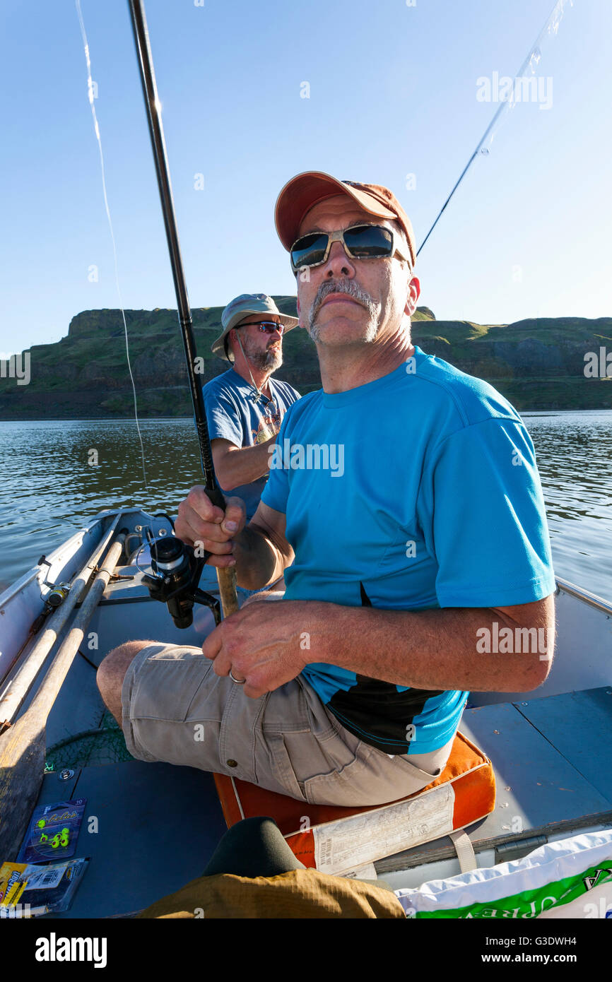 WA11780-00...WASHINGTON - Jim Johansen et Phil Russell pêche à la Snake River près de Lyon Ferry. (MR n° J5 - R8) Banque D'Images