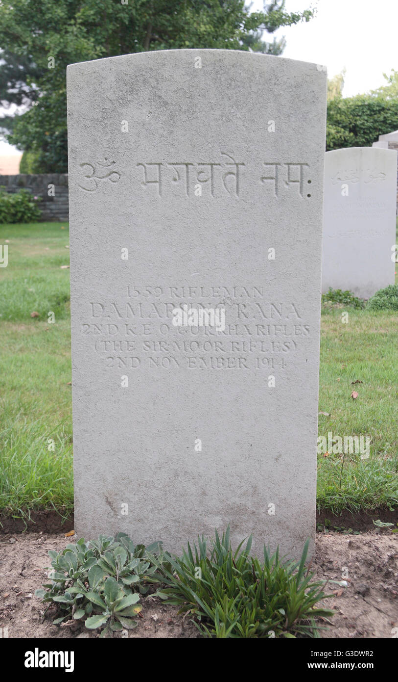 Pierre tombale indien typique de Rifleman Damarsing Rana dans la CWGC Zelobes Cimetière indien, la couture, Pas de Calais, France. Banque D'Images