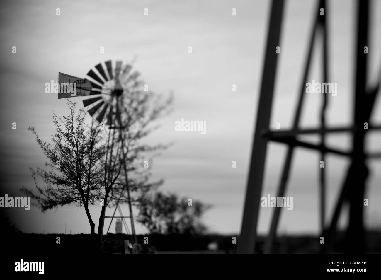 Moulin à vent de rêve ou la pompe du vent sur un ranch au Texas en noir et blanc rétro. Banque D'Images